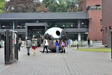 The iconic entrance to the museum (Photo: <a href="https://de.m.wikipedia.org/wiki/Datei:Tokyo_Metropolitan_Art_Museum_02_(15133033203).jpg" target="_blank" rel="noreferrer noopener nofollow">Joe Mabel / CC BY-SA 2.0</a>)
