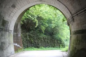 <p>ผ่านอุโมงค์</p>
