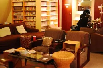 Sofa empuk dengan cahaya lembut, kafe ini purrfect sebagai tempat nongkrong