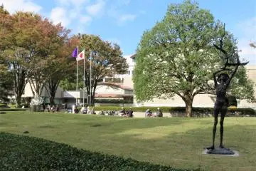 The spacious grounds of the museum (Photo: <a href="https://commons.wikimedia.org/wiki/File:Setagaya_Museum_of_Art.jpg" target="_blank" rel="noreferrer noopener nofollow">Aw1805 / CC BY-SA 4.0</a>)