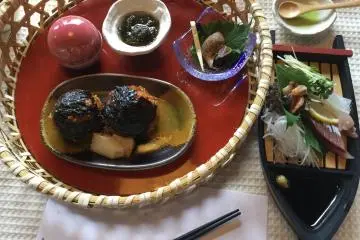 หอยโข่ง, "บะคุดัน" โอะนิกิริ นลิศรส, และซาชิมิหลากหลายชนิด