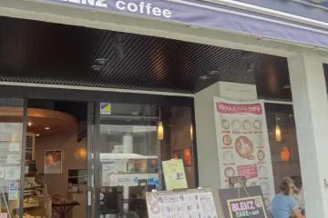 Blenz Cafe near Yamashita Park and China Town. The only negative here is that smoking is permitted in the cafe. (Photo: Larry Knipfing)