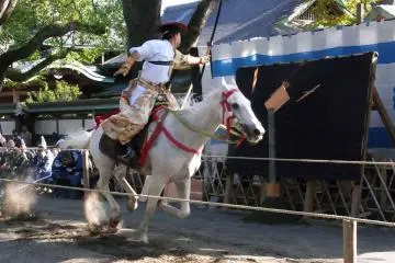 Yabusame in action (Photo: <a href="https://ja.m.wikipedia.org/wiki/%E3%83%95%E3%82%A1%E3%82%A4%E3%83%AB:Yabusame1.jpg" target="_blank" rel="noreferrer noopener nofollow">江戸村のとくぞう / CC BY-SA 4.0</a>)