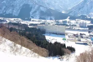Hotel Angel Grandia (Photo: <a href="https://commons.wikimedia.org/wiki/File:Ski_trip_to_yuzawa-nakazato_ski_resort_@_nigata_on_22nd_march,_2008_P3220042.jpg" target="_blank" rel="noreferrer noopener nofollow">kokorowashinjin</a>)