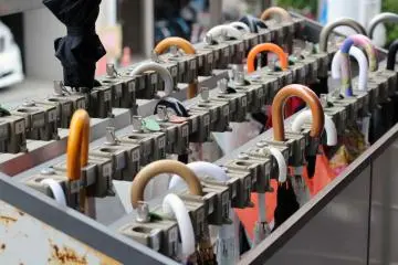 I visited during a rainy day. Umbrellas can be locked up outside the entrance.