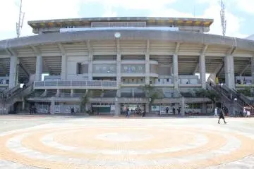 Sebuah apron besar di depan stadion yang berhiaskan batu bata dengan pola menyerupai bendera Okinawa