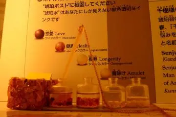 <p>소원이 이루어 진다는 호박 장식이 된 잉크와 펜. 관람객들은 호박 펜과 다양한 종류의 잉크로 각자의 소원을 종이 위에 쓸 수 있다. 다른 색의 잉크들은 각각 다른 소원을 이루준다고 한다.</p>