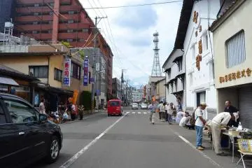 <p>Jalan Konya berubah menjadi pasar barang antik pada hari minggu di pekan ketiga. Gedung sebelah kanan merupakan gudang sekaligus pabrik 'sake' lokal, Kiku no Tsukasa</p>