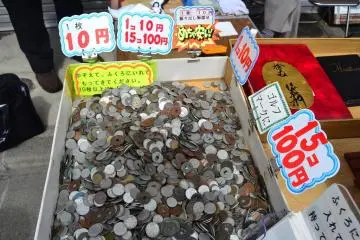 <p>Berbagai macam jenis koin Jepang kuno yang dijual mulai dari 10 Yen</p>