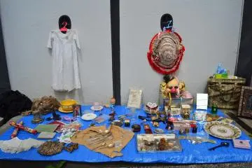 <p>Barang antik khas Eropa juga bisa dijumpai di sini</p>