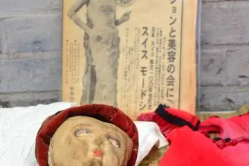 <p>Boneka bayi kuno yang menjauhkan matanya dari kamera.</p>