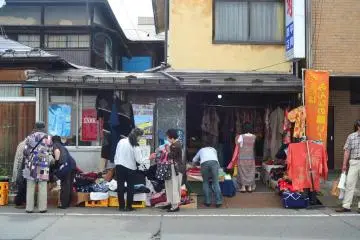 <p>Bazar kimono bekas pakai.</p>