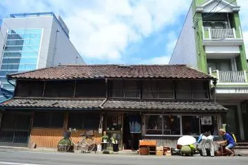 <p>Gedung tua yang dibangun pada periode edo ini adalah toko kerajinan tangan tradisional khas Jepang. Puaskan hasrat Anda untuk mendapatkan kerajinan tangan khas Jepang di dalam gedung ini.</p>