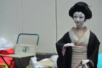 <p>Boneka Barbie kuno ala Jepang yang mengenakan kimono</p>
