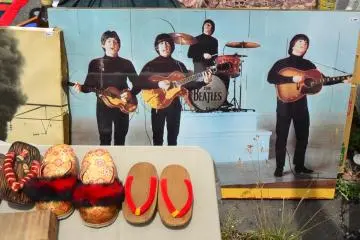<p>Temui The Beatles dan musisi lainnya di pasar barang antik ini.</p>