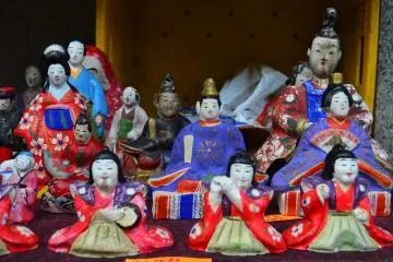 <p>Boneka poselen tua khas Jepang yang sangat menarik perhatian pengunjung</p>