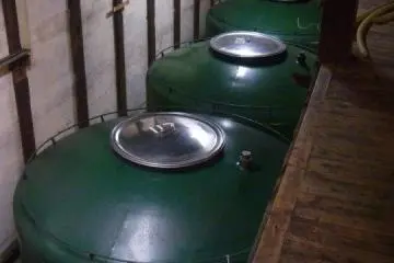 Les réservoirs de saké de la brasserie. Chacun contient 9000 litres de saké!