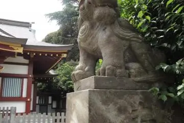 Agyo Komainu (guardian dog) on the right