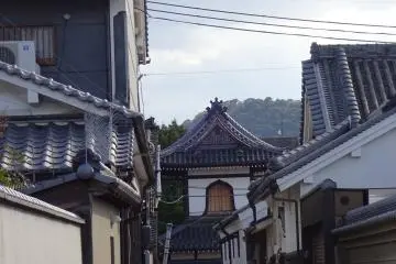 View of Shonenji Temple through a small alley