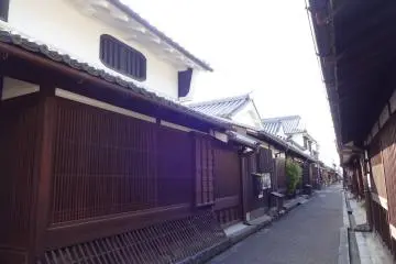 White plasered walls and latticed windows everywhere