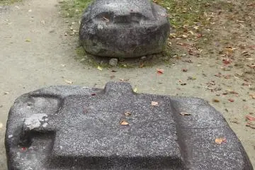 The large size of the foundation stones is surprising