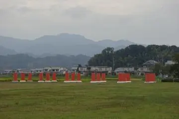 Bayangkan sebuah istana megah dengan pegunungan sebagai latar belakangnya