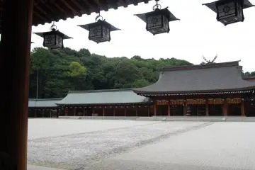 Corridors decorated with lanterns connect Ge-Haiden and Nai-Haiden