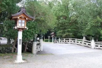 Crossing this bridge to the West Gate