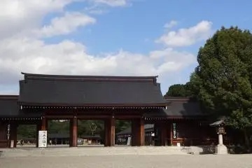 The majestic West Gate, main entrance to the shrine