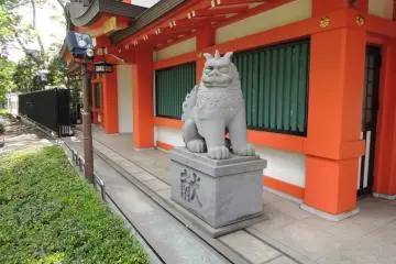 <p>Ungyou komainu&nbsp;(guardian dog) on the left</p>