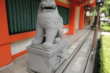 <p>Agyou&nbsp;komainu&nbsp;on the right</p>