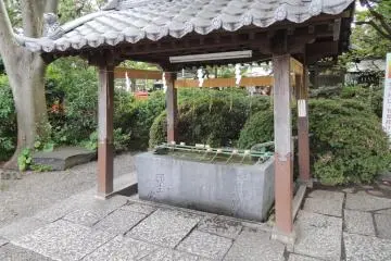 <p>The chozuba, for purification</p>