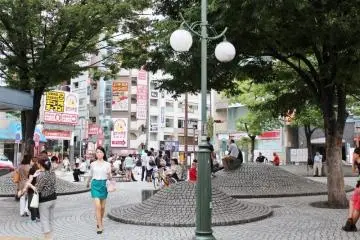 <p>เดินมา จากไป แล้วก้อนั่งรอ</p>