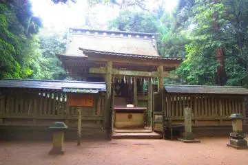 The main building of the shrine, behind which lies the catfish stone