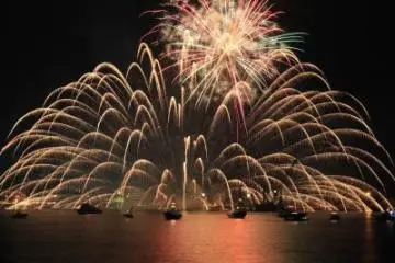 <p>แสงสีของดอกไม้ไฟสะท้อนอยู่บนผืนน้ำที่ท่าเรือมิซุฮะมะ</p>