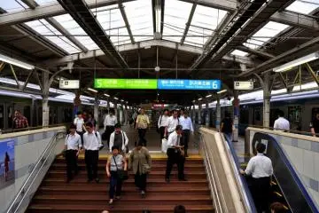 <p>Kesibukan pada tengah hari di peron stasiun</p>