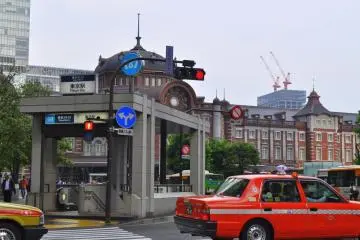 <p>Pintu masuk menuju Metro, tepat di luar stasiun Tokyo.</p>