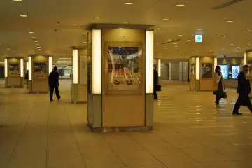 <p>Setelah keluar dari subway di sisi Marunouchi, Anda akan mendapatkan pemandangan sekilas tentang lantai dasar dari gedung Shin-Marunouchi</p>
