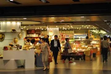 <p>Nikmati pengalaman berbelanja dengan limpahan barang-barang menarik layaknya di stasiun Tokyo</p>
