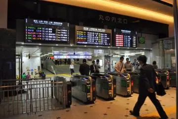 <p>Pintu masuk menuju stasiun Tokyo</p>