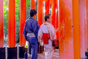 낮과 밤의 후시미 이나리 사원