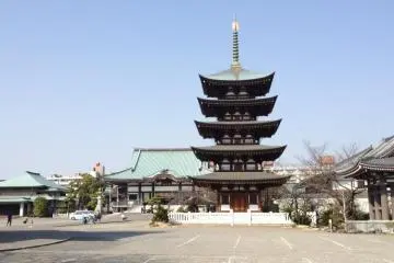 The wide precincts of Nitaiji