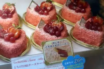 <p>Splendid strawberry mini cakes from Patissier Stage.</p>