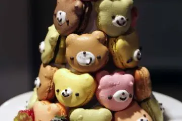 <p>This adorable bear macaroon tower looks too cute to eat.</p>