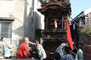 Pulling the floats through the streets of old Handa