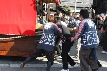 Maneuvering the heavy floats through the narrow streets