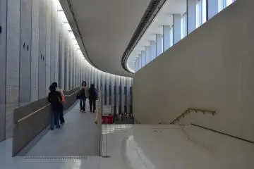 <p>บันไดเพื่อไปชั้นสอง</p>
