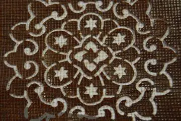 Stensil kata digunakan untuk memberi pola pada kain polos. Jala yang ada di atas stensil mencegah kerusakan pada desain saat lem beras disapukan menggunakan kuas dan juga memastikan kontak yang mulus antara kuas dengan permukaan stensil.
