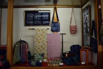 Produk-produk yang dipajang di toko