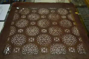 <p>Kata. Cetakan tradisional untuk menghasilkan motif pada kain putih yang masih polos.</p>